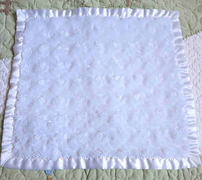 Manta de seguridad para bebé recién nacido blanca mullida con borde satinado polar Lovey  Foto 1 de 3