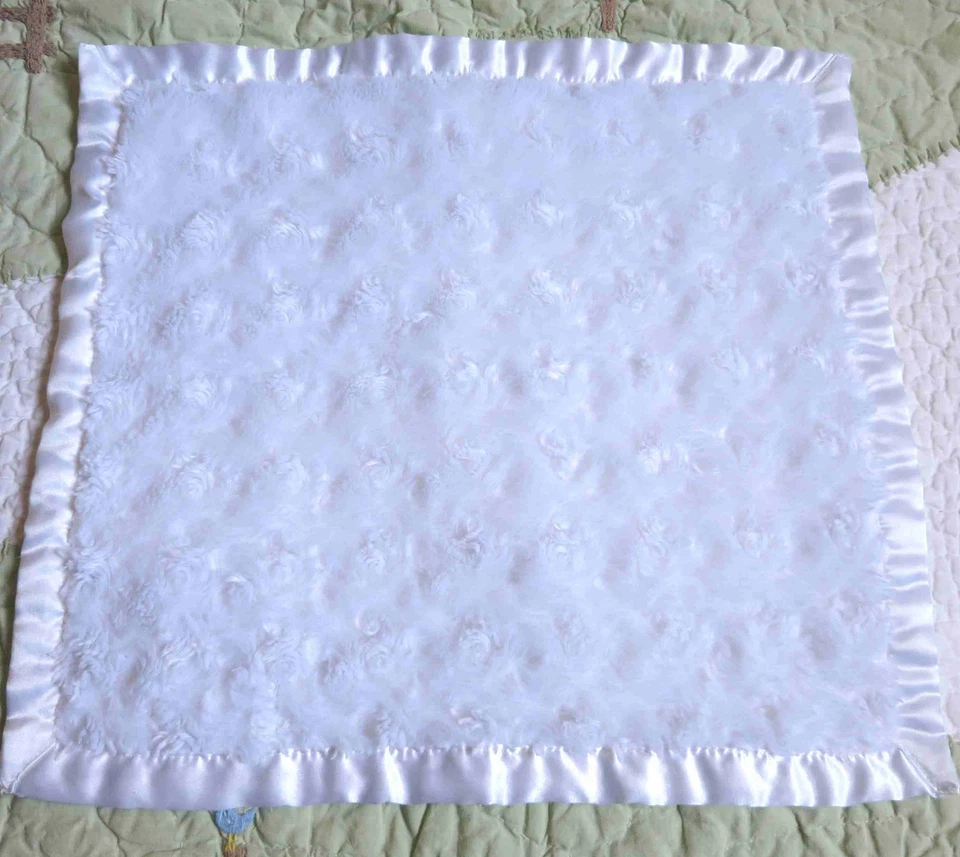 Manta de seguridad para bebé recién nacido blanca mullida con borde satinado polar Lovey  Foto 1 de 3