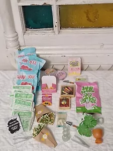 MGA'S Mini Vers Make It Mini Botanical Mixed 15+ Artikel, Baby's Breath, Donuts - Bild 1 von 8