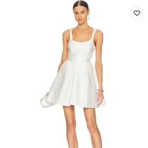 Mini Vestido Amanda Uprichard Mabel Ajuste y Acampanado Floral Jacquard Talla Mediana - Imagen 1 de 16