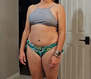 Lindo y Atlético Top de Bikini Halter con Tiras Blanco y Negro a Rayas Solo Mediano. - Imagen 1 de 4