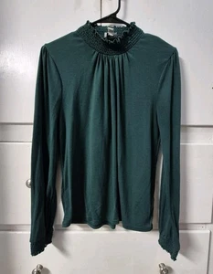 J. Grünes Oberteil mit gesmoktem Ausschnitt und gesmokten Ärmeln mit Rundhalsausschnitt - Bild 1 von 6