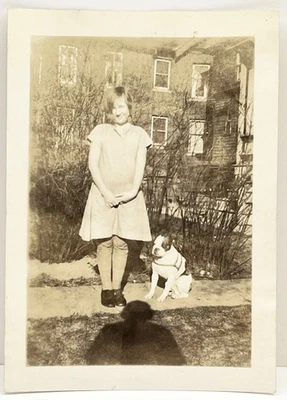 Foto instantánea de colección de niña adorable con bulldog leal de 1930 dulce sonrisa tímida Foto 1 de 4