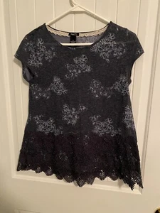 Women's Rue 21 Gray Short Sleeve Shirt Top Blouse Size M Floral Decor - Picture 1 of 4