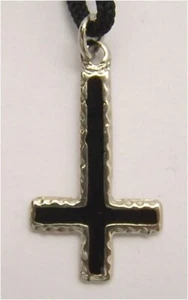 COLLANA CIONDOLO METALLO CROCE ROVESCIATA SATANICA SMALTATA piccola D358 - Imagen 1 de 3