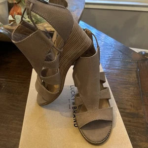 Lucky Brand Joellen Desert Taupe Leather Wedge Sandals Womens Size 7M NEW - Picture 1 of 7