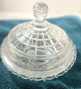 Plato de caramelo con tapa de vidrio transparente prensado vintage artesanal Kim Indonesia... - Imagen 1 de 10