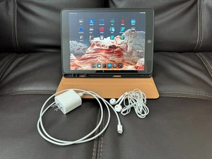 iPad 9ème Génération Wi-Fi 64Go Argent avec EarPods et Coque - Photo 1/6