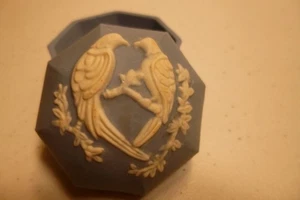 Schmuckschatulle - BLAU 8-seitig, gewölbter Deckel MIT 2 WEISSEN VÖGELN J.C.M. - NEUWERTIG - Bild 1 von 7