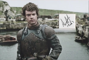 ALFIE ALLEN signiertes 12x8 Foto Display GAME OF THRONES COA - Bild 1 von 1