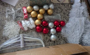 Halloscume 4 Fuß weißer Weihnachtsbaum Set mit Lichtern & 29 Ornamenten | NEU offene Verpackung - Bild 1 von 10
