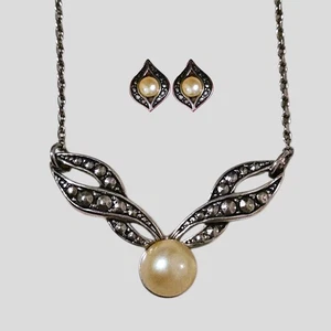 Vintage Avon Faux Pearl Marcasite Necklace & Earring Set 18" Silver Tone Gift - Picture 1 of 7