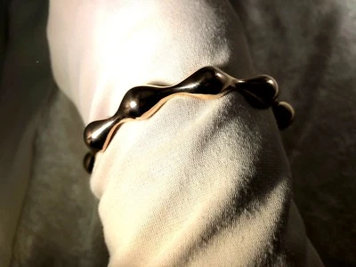 BRONCE ITALIA PULIDO ABOVEDADO ONDA BRAZALETE REDONDO COLOR ROSA, 6-3/4"a 7" (M1011-18) Foto 1 de 4