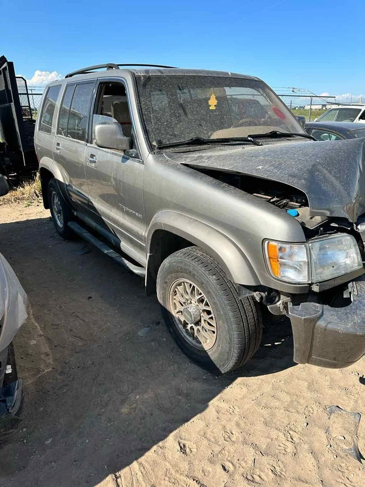Used Rear Right Door Assembly Rear Side fits: 2000 Isuzu TROOPER w/fender flare Foto 1 de 4