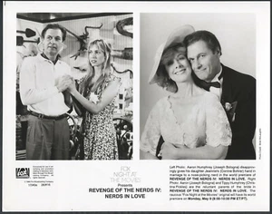 La Vendetta dei Nerds IV Nerds In Love '94 JOSEPH BOLOGNA CORINNE BOHRER - Foto 1 di 1