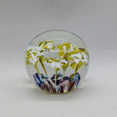 Pisapapeles de vidrio artístico soplado a mano con burbuja central floral blanco y amarillo  Foto 1 de 4