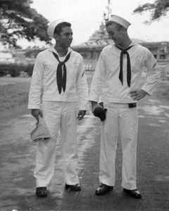 ORIGINAL VINTAGE FOTO: Mann männlich Marine Matrosen Schiff Hafen Schiff Buddies 50er 50er - Bild 1 von 2