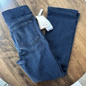 Neu mit Etikett NYDJ schmale Bootcut-Jeans zum Überziehen Kenzie PM Petite Medium dunkle Waschung - Bild 1 von 12