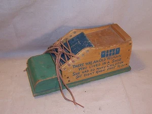 Zapato con cordones de madera vintage para anciana que vivía en un zapato juguete raro - Imagen 1 de 10