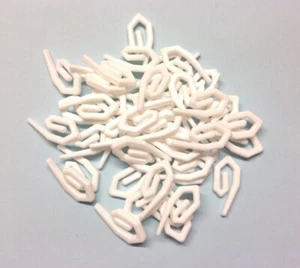 GANCI TENDA PER ANELLO NASTRO INTESTAZIONE BIANCO PLASTICA NYLON GANCIO UK MISURA STANDARD - Foto 1 di 1