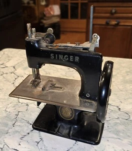 Antique Vintage Miniature Singer Child’s Sewing Machine Sixe #20 - Picture 1 of 7