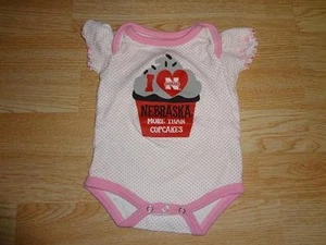 Baby Nebraska Cornhuskers 0/3 Mo Creeper "I Love Nebraska More Than Cupcakes" - Picture 1 of 1