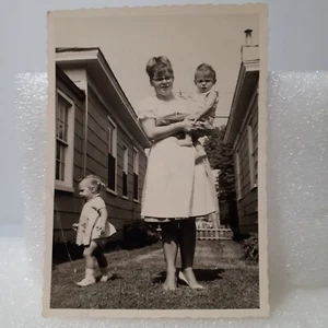 Vintage Foto Mutter Mama Baby Junge Schwester Mädchen Schnappschuss Guten Tag 60er Ära - Bild 1 von 6