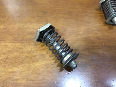 Perno de bloqueo del capó delantero Mazda Family 1000-1200-1300 UTE nuevo posventa Foto 1 de 4