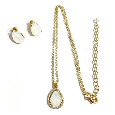 Pendientes colgantes de diamantes de imitación de pera de vidrio ópalo blanco tono dorado Demi Parure Foto 1 de 4