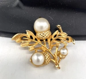 "Broche vintage AVON hoja dorada imitación perla bellota pin rama árbol bellota 2"" X 1,5""" - Imagen 1 de 6