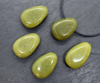 GRÜNER SERPENTIN Edelsteinanhänger Trommelstein -gebohrt-+natur+ + Baumwollband - Bild 1 von 2