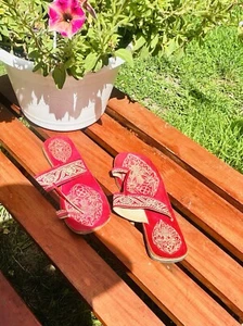 NEU Beadscape ein bisschen Deja Vu geprägte 100 % Leder Hippie Sandalen mit Zehenriemen - Bild 1 von 9