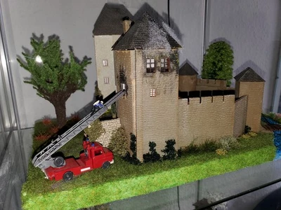 Feuerwehr auf der Burg Feuerstein Diorama Figuren Landschaft H0 1:87 begrünt - Bild 1 von 4