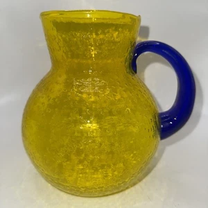 "Jarra de jugo de vidrio amarillo limón con mango azul cobalto textura de burbuja 7""Hx 6""W" - Imagen 1 de 8