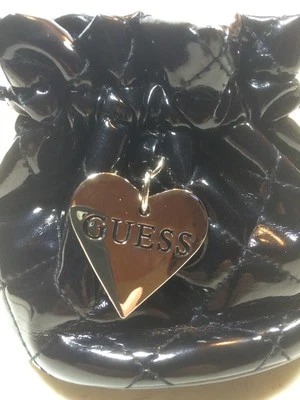NUEVO Bolso Reloj Guess Negro Acolchado Imitación Cuero Plisado Plateado Corazón Cordón Foto 1 de 3