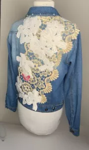 Chaqueta vaquera azul personalizada apliques de encaje Cottage Core reciclado festival boho - Imagen 1 de 21