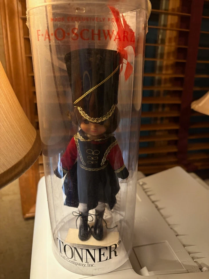 Tonner | 2008 8" Tiny Betsy McCall FAO NEGRO TOY SOLDIER Doll SEALED Foto 1 de 4