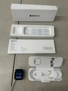Apple Watch SE 2nd Gen 44mm GPS Midnight w/ M/L Midnight Sport Band MXEK3LL/A - Photo 1 sur 14