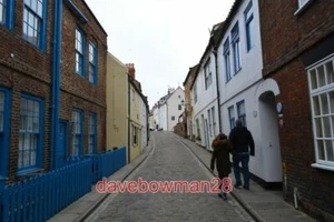 PHOTO  HENRIETTA STREET WHITBY A VIEW DOWN ONE OF THE SMALL ROADS IN EAST WHITBY - Bild 1 von 1