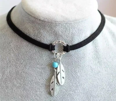 Collar Gargantilla Cuero Suave Negro con Dijes de Plumas, Bohemio Boho Festival NUEVO Foto 1 de 4