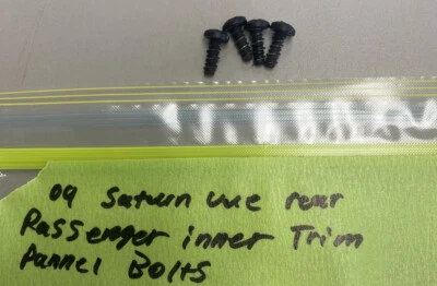 SE ADAPTA AL CINTURÓN DE SEGURIDAD TRASERO DERECHO CUBIERTA LATERAL MOLDURA PANEL INTERIOR 09 PERNOS Saturn Vue Foto 1 de 2