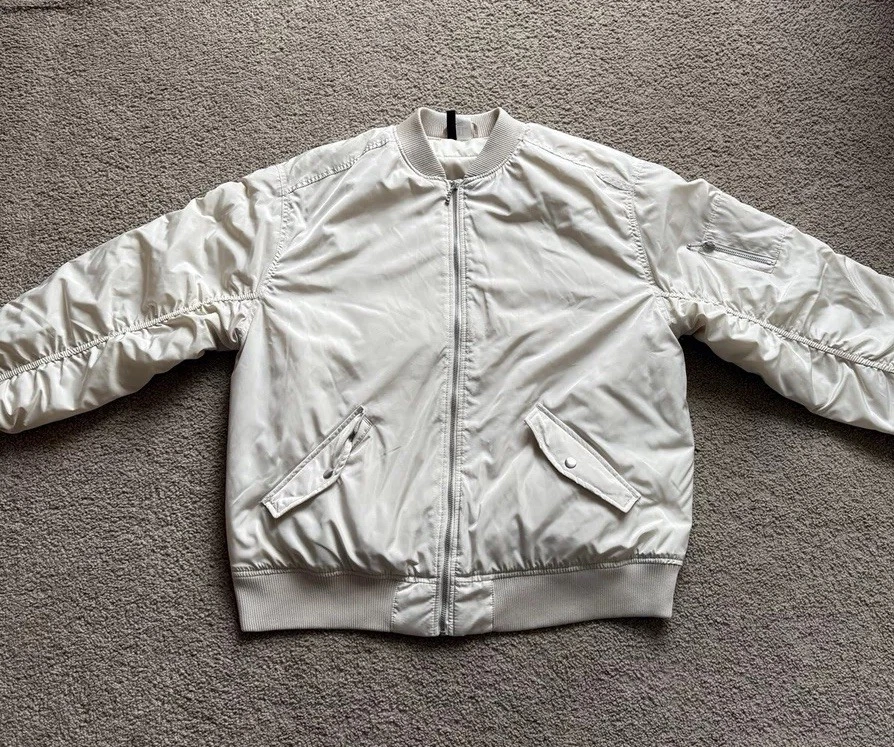 Chaqueta de bombardero H&M para mujer talla mediana cremallera frontal completa color: blanco roto beige tostado Foto 1 de 4