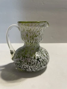 Mini jarrón jarra de vidrio verde blanco salpicaduras moteado Pilgrim Art - Imagen 1 de 8