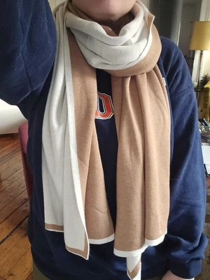 Nuevo con etiquetas Bufanda envolvente de viaje reversible CHICO'S en camello nunca usada Foto 1 de 2