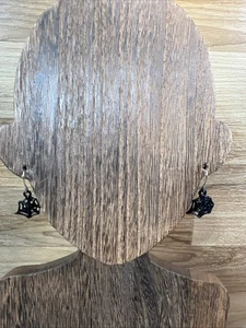 HALLOWEEN Black Spider Web Dangle Earrings - Picture 1 of 6