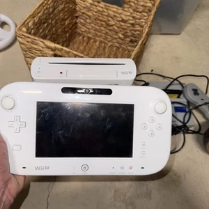 Nintendo Wii U 8GB Con Bundle with GamePad, Remotes, Nunchuks, Games &–Com Setup - Picture 1 of 14