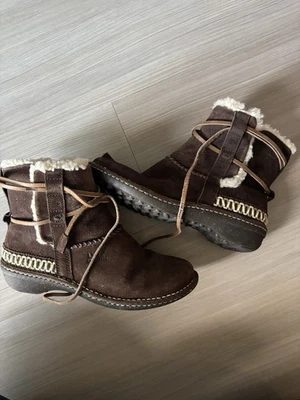 UGG COVE Winter Shearling Ankle Boots Size 9 S/N 5178 Brown Suede Wrap Booties - Image 1 of 4