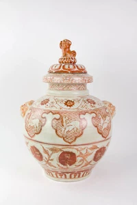 Deckelvase, Japan, Anf. 20. Jh., Keramik, korallenrot bemalt mit Pferden, Orname - Bild 1 von 9