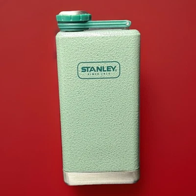 Frasco de bolsillo Stanley Pre-Fiesta para licores 8 oz acero inoxidable martillo verde Foto 1 de 4