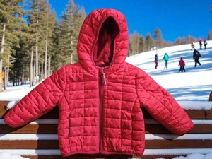 * Parka de invierno forrada de vellón acolchada con capucha roja CAT & JACK para niños talla 12 meses - Imagen 1 de 6